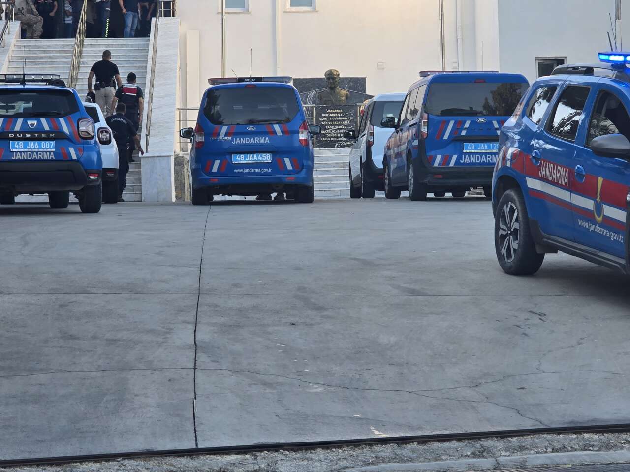 Muğla Jandarması Bodrum’u Ablukaya Aldı, 50 Adrese Baskın, 41 Gözaltı, 12,8 Milyar TL’lik Para Trafiği 1